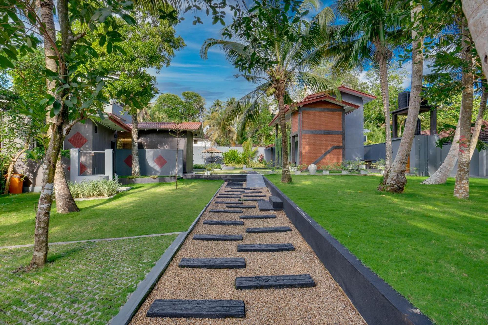 Hasthri Boutique Red Chalet In Ahangama With Pool Near Beach Extérieur photo